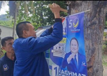 Ketua Bappilu Nasdem Gorontalo, Prof. Rustam Akili bersama timnya, saat menertibkan alat peraga kampanye, berupa baliho yang terpasang di tempat yang dilarang oleh KPU.