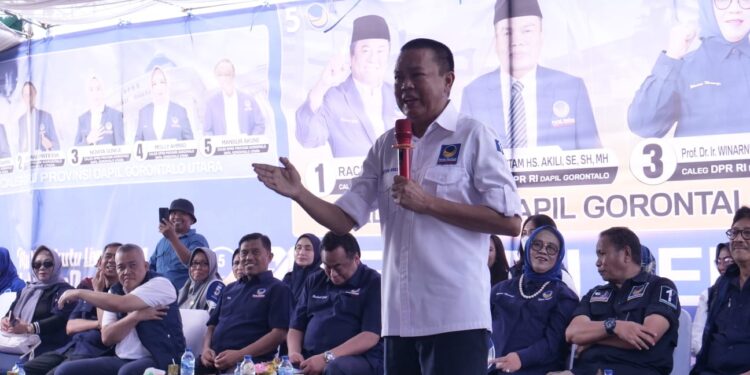 Prof. Rustam Akili menyampaikan orasi politik saat kampanye Partai Nasdem di Desa Ilangata, Kecamatan Anggrek, Kabupaten Gorontalo Utara, sabtu (9/12/2023).