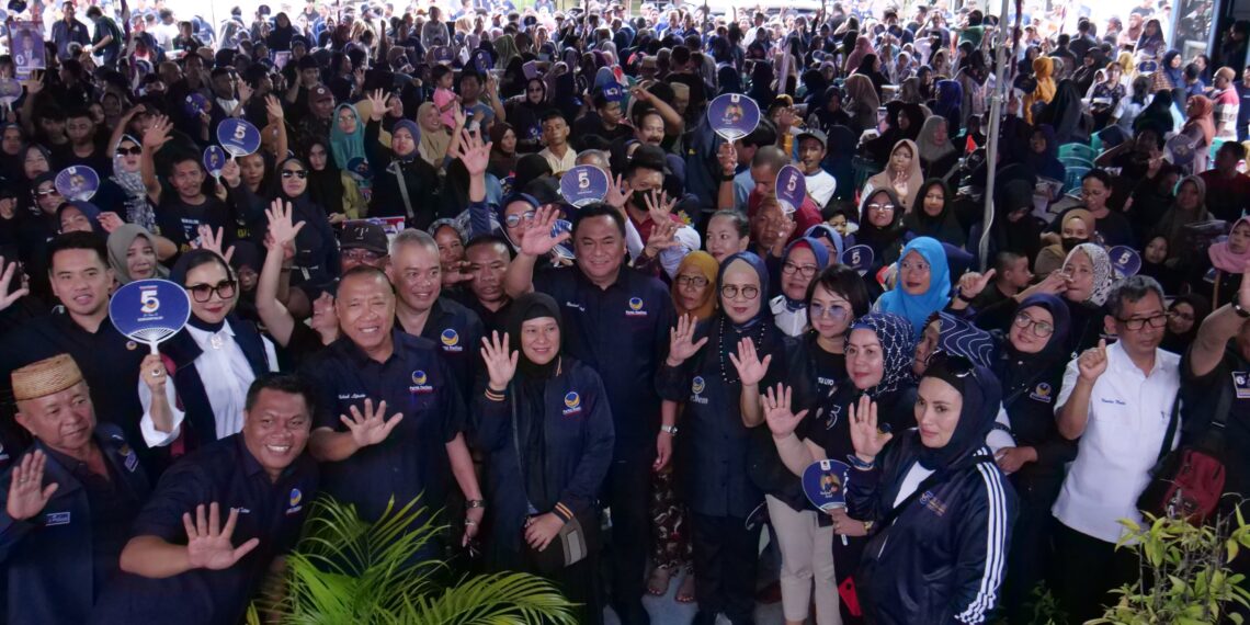 Calon Anggota Legislatif DPR RI, Rachmat Gobel foto bersama warga masyarakat saat kampanye di Kelurahan Tenilo, Kecamatan Kota Barat, Kota Gorontalo, ahad (10/12/2023).