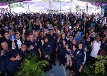Calon Anggota Legislatif DPR RI, Rachmat Gobel foto bersama warga masyarakat saat kampanye di Kelurahan Tenilo, Kecamatan Kota Barat, Kota Gorontalo, ahad (10/12/2023).
