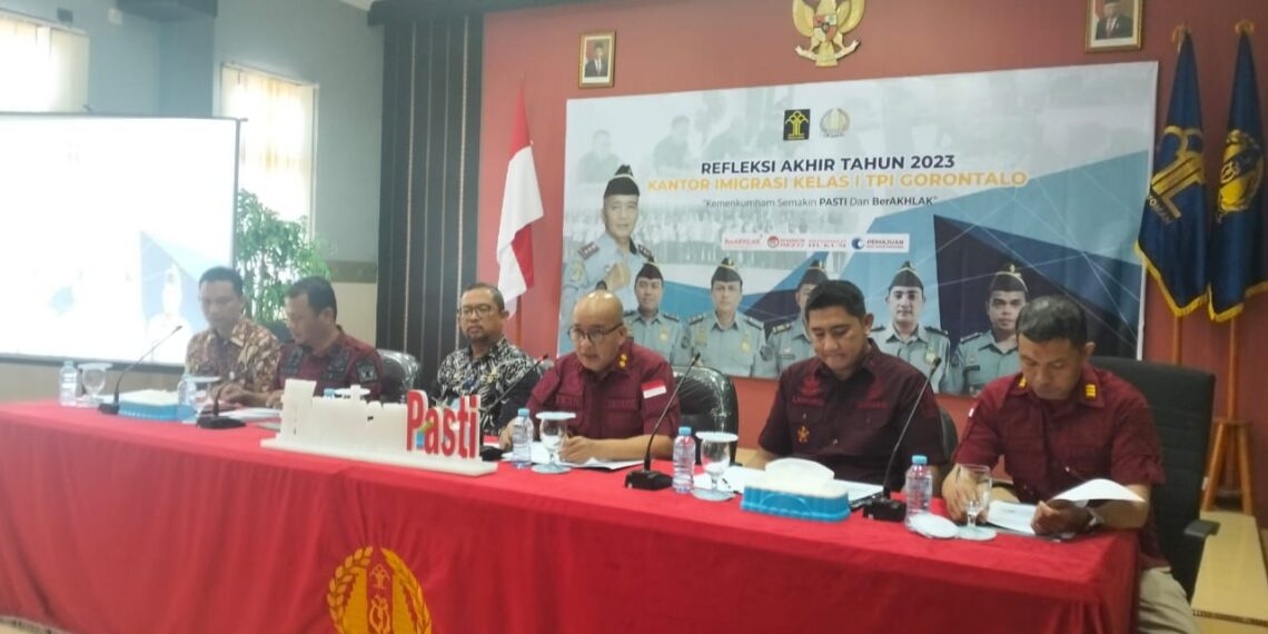 Kantor Imigrasi Kelas I Tempat Pemeriksaan Imigrasi (TPI) Gorontalo saat menggelar jumpa pers pada kegiatan Refleksi Akhir Tahun 2023, Jumat (29/12/2023). Foto : Lukman.