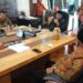 Prof. Rustam Akili (baju batik) saat berbincang dengan sejumlah Anggota DPRD Provinsi Gorontalo di ruang Komisi I. Foto : Lukman/mimoza.tv.