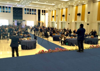 Calon Anggota Legislatif DPR RI, Rachmat Gobel saat memberikan sambutan dalam acara silaturahmi bersama keluarga Caleg DPRD provinsi dan kabupaten/kota Partai Nasdem se-Provinsi Gorontalo, Ahad (10/12/2023).Foto : Lukman/mimoza.tv.