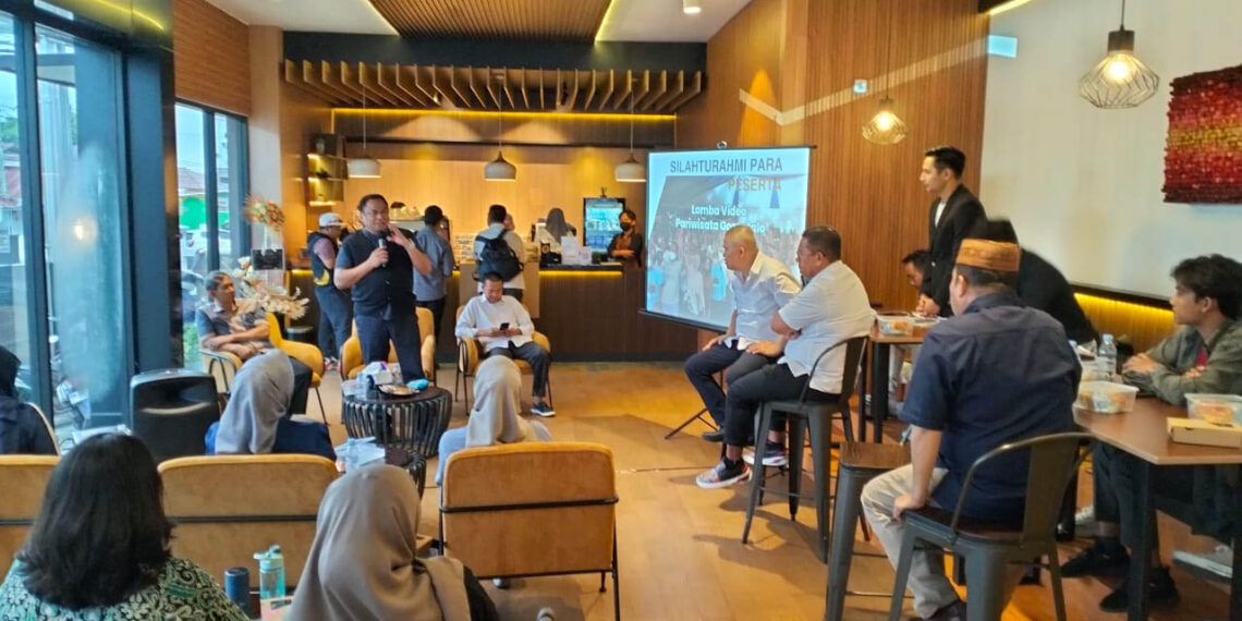 Wakil Ketua DPR RI Bidang Korinbang, Rachmat Gobel saat memberikan sambutan pada acara Silaturahmi Peserta Lomba Video Pariwisata Gorontalo di Café Restorasi, Jumat (8/12/2023). Foto : Lukman/mimoza.tv.