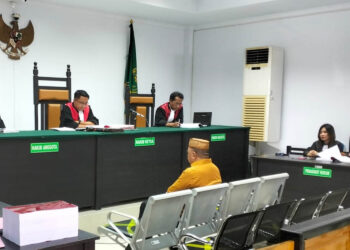 Eks Direktur Perumda Tirta Bulango, Yusar Laya. saat menjalani persidangan kasus dugaan korupsi di Perusahaan Daerah (Perumda) Tirta Bulango, eks PDAM Bone Bolango, yang digelar di Pengadilan Negeri Tindak Pidana Korupsi dan Hubungan Industrial Gorontalo, Kamis (7/12/2023).Foto : Lukman/mimoza.tv