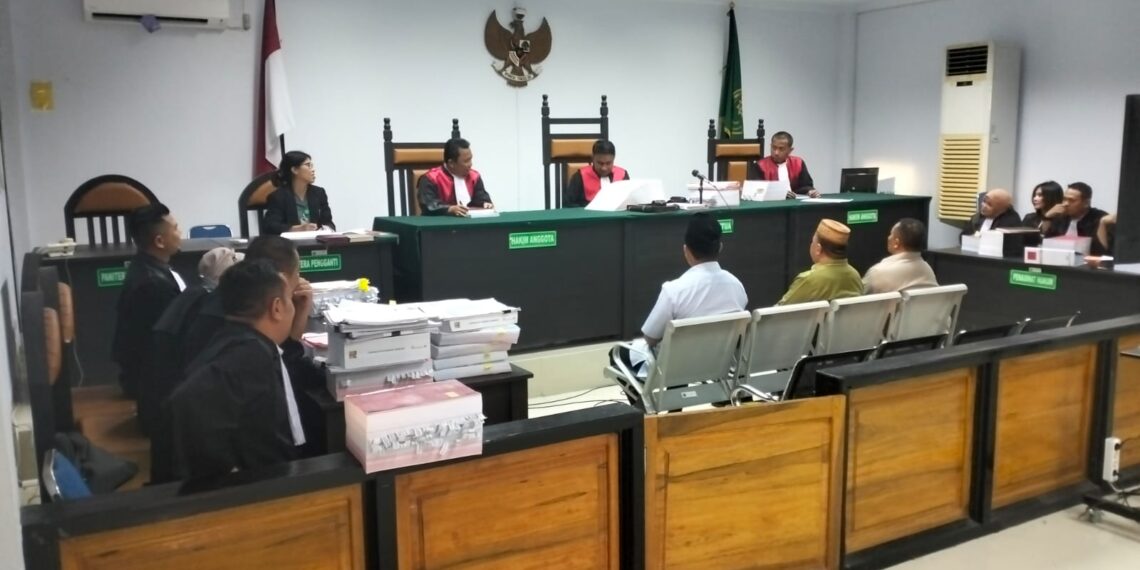 - Sidang kasus dugaan korupsi program Sambungan Rumah Berpenghasilan Rendah (SR_MBR) Perumda Tirta Bulango yang digelar di PN Tipikor Gorontalo. Foto : Lukman/mimoza.tv