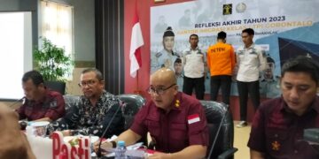 Kepala Kantor Imigrasi Kelas I Gorontalo, Iwan Irawan, saat memberikan keterangan dalam konferensi pers, Jumat (29/12/2023). Foto : Lukman/mimoza.tv