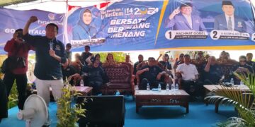 Calon Anggota Legislatif DPR RI nomor urut 2, Prof. Rustam Akili, saat memberikan orasi pada Kampanye Partai Nasdem di Kelurahan Tenilo, Kecamatan Kota Barat, Kota Gorontalo, Ahad (10/12/2023).