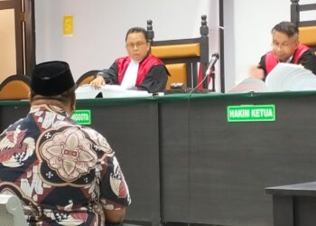 Marten Hunawa (kopiah hitam), saat dicerca pertanyaan oleh majelis hakim dalam sidang dugaan korupsi program Sambungan Rumah Masyarakat Berpenghasilan Rendah (SR-MBR) di Pengadilan Negeri Tindak Pidana Korupsi (PN Tipikor) Gorontalo pada Senin (22/01/2024). Foto : Lukman/mimoza.tv.