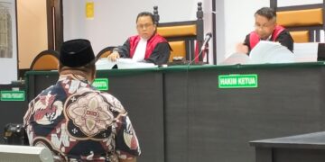 Marten Hunawa (kopiah hitam), saat dicerca pertanyaan oleh majelis hakim dalam sidang dugaan korupsi program Sambungan Rumah Masyarakat Berpenghasilan Rendah (SR-MBR) di Pengadilan Negeri Tindak Pidana Korupsi (PN Tipikor) Gorontalo pada Senin (22/01/2024). Foto : Lukman/mimoza.tv.