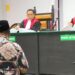 Marten Hunawa (kopiah hitam), saat dicerca pertanyaan oleh majelis hakim dalam sidang dugaan korupsi program Sambungan Rumah Masyarakat Berpenghasilan Rendah (SR-MBR) di Pengadilan Negeri Tindak Pidana Korupsi (PN Tipikor) Gorontalo pada Senin (22/01/2024). Foto : Lukman/mimoza.tv.