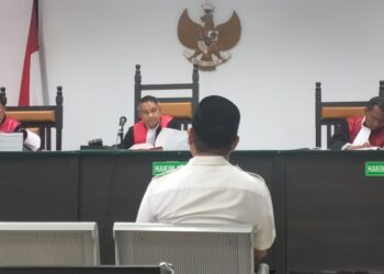 Eks Bupati Bone Bolango, Hamim Pou (kemeja putih) saat memberikan keterangan dalam sidang dugaan korupsi Program Hibah Air Minum Perumda Tirta Bulang tahun 2018, 2020 dan tahun 2021, yang digelar di PN Tipikor Gorontalo, Senin (29/1/2024). Foto : Lukman/mimoza.tv.