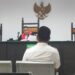 Eks Bupati Bone Bolango, Hamim Pou (kemeja putih) saat memberikan keterangan dalam sidang dugaan korupsi Program Hibah Air Minum Perumda Tirta Bulang tahun 2018, 2020 dan tahun 2021, yang digelar di PN Tipikor Gorontalo, Senin (29/1/2024). Foto : Lukman/mimoza.tv.