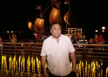 Wakil Ketua DPR RI Bidang Korinbang, Rachmat Gobel, dengan latar belakang kapal di Danau Perintis. (Foto : Dokumentasi pribadi).