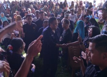 Ketua DPW Partai Nasdem Gorontalo, Rachmat Gobel,, menyapa massa pendukungnya saat kampanye di Bone Pesisir, Ahad (28/1/2024).