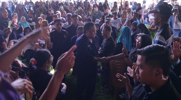 Ketua DPW Partai Nasdem Gorontalo, Rachmat Gobel,, menyapa massa pendukungnya saat kampanye di Bone Pesisir, Ahad (28/1/2024).