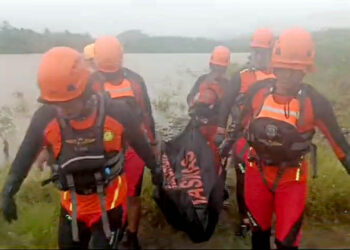 Tim SAR Gorontalo berhasil menemukan jasad Muhtar Manaku (60) pada hari Minggu (21/01/2024) pukul 09.55 WITA, setelah korban hanyut di Sungai Paguyaman. Pencarian dilakukan setelah perahu yang ditumpangi oleh korban terbalik, meninggalkannya di tengah sungai.