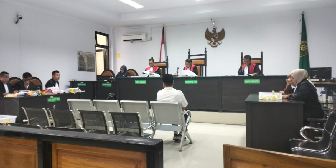 Eks Bupati Bone Bolango, Hamim Pou (kemeja putih) saat memberikan keterangan dalam sidang dugaan korupsi Program Hibah Air Minum Perumda Tirta Bulang tahun 2018, 2020 dan tahun 2021, yang digelar di PN Tipikor Gorontalo, Senin (29/1/2024). Foto : Lukman/mimoza.tv.