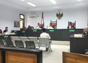 Eks Bupati Bone Bolango, Hamim Pou (kemeja putih) saat memberikan keterangan dalam sidang dugaan korupsi Program Hibah Air Minum Perumda Tirta Bulang tahun 2018, 2020 dan tahun 2021, yang digelar di PN Tipikor Gorontalo, Senin (29/1/2024). Foto : Lukman/mimoza.tv.