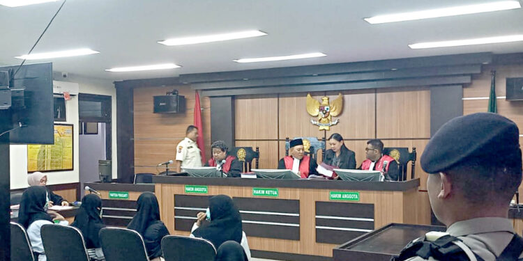 Setelah melalui beberapa proses, kasus penggelapan di toko kosmetik MS. Glow Gorontalo bergulir di Pengadilan Negeri (PN) Gorontalo, Rabu (3/1/2024). Sebanyak 5 terdakwa masing-masing ; CCL alias Cindi, IKT alias Indri, SAP alias Ivel, VAM alias Vindy, dan ANL alias Anggi, hadir di sidang perdana untuk mendengarkan dakwaan jaksa penuntut umum (JPU).