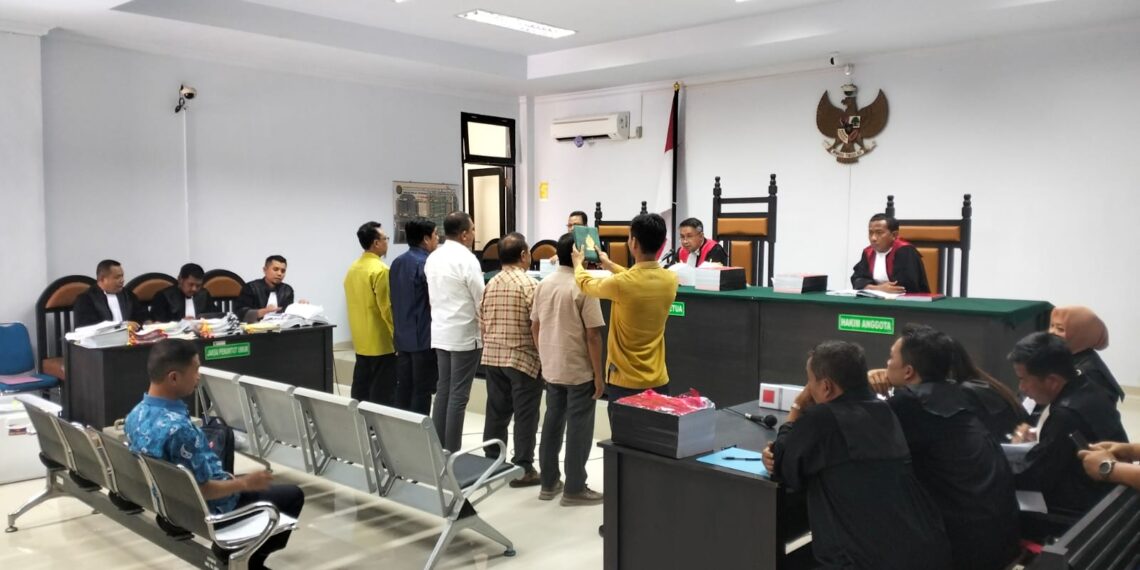 Sidang dugaan korupsi pada program Sambungan Rumah Berpenghasilan Rendah (SR - MBR) perusahaan air mimum Perumda Tirta Bulango kembali dilanjutkan di Pengadilan negeri Tindak Pidana Korupsi (Tipikor) dan Hubungan Industrial, Gorontalo, Kamis (25/1/2024). Foto : Lukman/mimoza.tv.