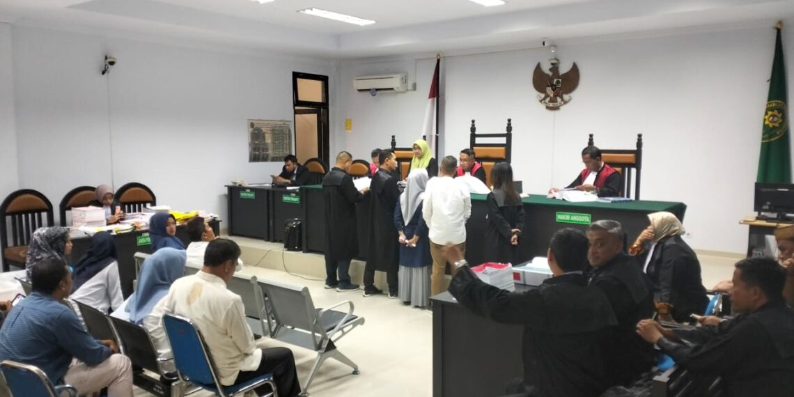 Sidang dugaan korupsi program sambungan air minum untuk masyarakat berpenghasila rendah (SR-MBR) Perumda Tirta Bulango, yang digelar di Pengadilan Tipikor dan Hubungan Industrial Gorontalo, Kamis (18/1/2024). Foto : Lukman/mimoza.tv.