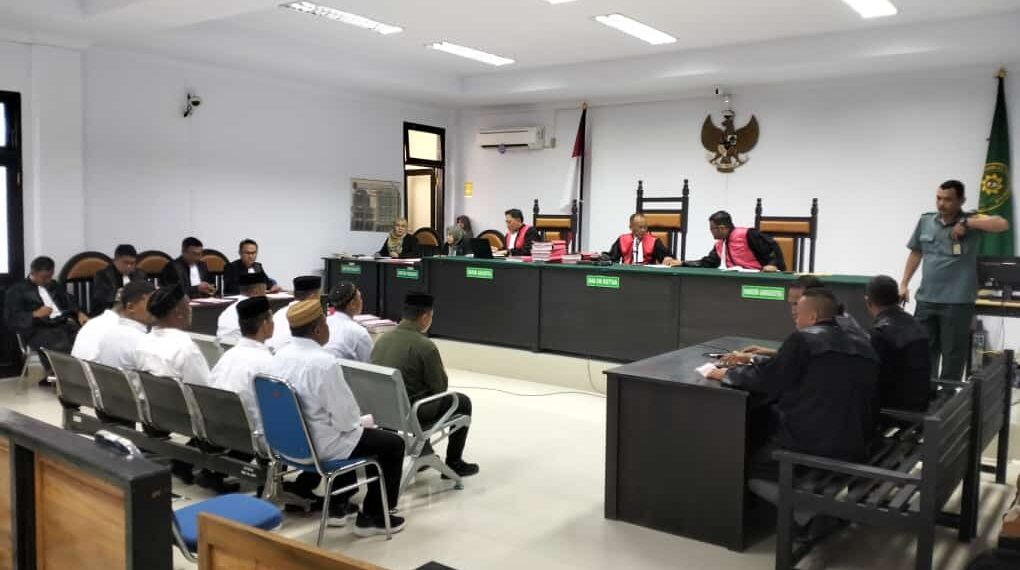 Suaasana sidang perdana kasus kerusuhan dan pembakaran Kantor Bupati Pohuwato mulai digelar di Pengadilan Tindak Pidana Korupsi (Tipikor) dan Hubungan  Industrial Gorontalo, Selasa (9/1/2024). Foto : Lukman/mimoza.tv