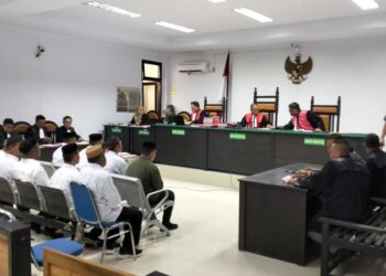 Suaasana sidang perdana kasus kerusuhan dan pembakaran Kantor Bupati Pohuwato mulai digelar di Pengadilan Tindak Pidana Korupsi (Tipikor) dan Hubungan  Industrial Gorontalo, Selasa (9/1/2024). Foto : Lukman/mimoza.tv