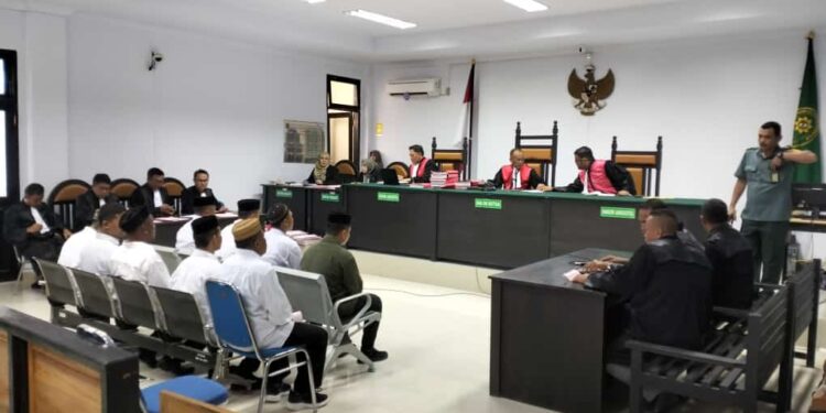 Suaasana sidang perdana kasus kerusuhan dan pembakaran Kantor Bupati Pohuwato mulai digelar di Pengadilan Tindak Pidana Korupsi (Tipikor) dan Hubungan  Industrial Gorontalo, Selasa (9/1/2024). Foto : Lukman/mimoza.tv