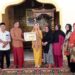 Anggota DPRD Provinsi Gorontalo, yeyen Sidiki (baju kuning) yang juga selaku Caleg, saat-menyerahkan uang sebesar Rp. 10 juta secara simbolis. (Foto : Istimewa)