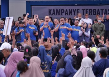 Ketua DPW Partai Nasdem Gorontalo, Rachmat Gobel saat orasi kampanye di Lapangan Ippot, Kecamatan Tapa, Kabupaten Bone Bolango, Kamis (8/2/2024).
