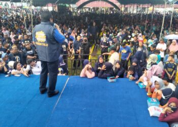 Calon Anggota DPR RI nomor urut 1 Partai Nasdem Gorontalo, Rachmat Gobel, saat orasi kampanye di Kecamatan Gentuma, Kabupaten Gorontalo Utara, Sabtu (10/2/2024). Foto : Lukman/mimoza.tv.