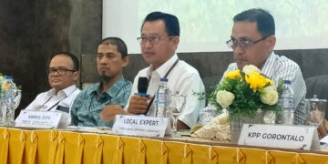 Kepala Kantor Wilayah Ditjen Perbendaharaan Provinsi Gorontalo, Adnan Wimbyarto (pegang mic), saat memberikan keterangan pers dalam acara Media Briefing APBN Lo Hulondhalo, yang digelar di Aula Dulohupa, Kanwil Ditjen Perbendaharaan Provinsi Gorontalo, Selasa (27/2/2024). Foto : Lukman/mimoza.tv.