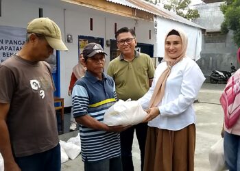 Aleg DPRD Provinsi Gorontalo, Indriani Dunda, Serahkan 1000 Paket Bantuan Pangan Gratis