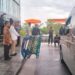 Kepala Perwakilan BI Gorontalo, Dian Nugraha (pegang bendera), didampingi Sekda Kota Gorontalo, Ismail Madjit, saat melepas mobil kas keliling pada acara Kick Off Semarak Rupiah Ramadhan dan Berkah Idul Fitri (SERAMBI 2024, yang digelar di Lantai II KPwBI Provinsi Gorontalo, Jumat (15/3/2024). Foto : Lukman/mimoza.tv.