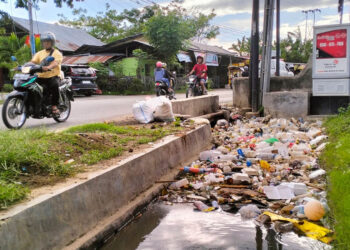 Sampah berserahkan di salah satu ruas jalan di Kota Gorontalo. Foto : Lukman/mimoza.tv.