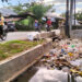 Sampah berserahkan di salah satu ruas jalan di Kota Gorontalo. Foto : Lukman/mimoza.tv.