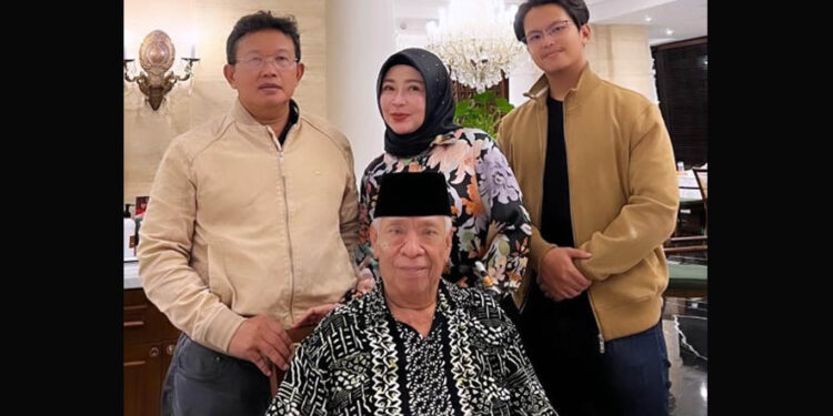 Bupati Gorontalo dua periode 1989 – 1994 dan 1994 – 1999, Imam Nooriman (pakai kopiah hitam), semasa hidup. Foto : Dokumentasi keluarga.