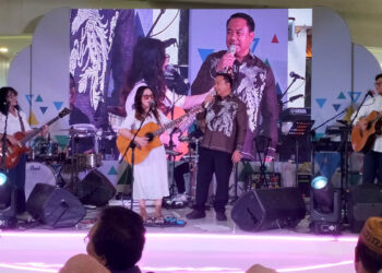 Penampilan grup musik D’ Cinnamons bersama Kepala Perwakilan Bank Indonesia, Dian Nugraha pada penutupan iven Gebyar UMKM Tahun 2024 Provinsi Gorontalo, yang digelar selama dua hari di City Mall Gorontalo, Sabtu dan Ahad (27 – 28 April 2024).Foto : Lukman/mimoza.tv.