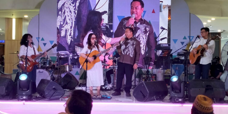 Penampilan grup musik D’ Cinnamons bersama Kepala Perwakilan Bank Indonesia, Dian Nugraha pada penutupan iven Gebyar UMKM Tahun 2024 Provinsi Gorontalo, yang digelar selama dua hari di City Mall Gorontalo, Sabtu dan Ahad (27 – 28 April 2024).Foto : Lukman/mimoza.tv.