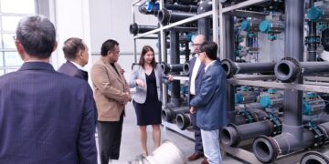 Wakil Ketua DPR RI Bidang Korinbang, Rachmat Gobel, saat berkunjung ke pabrik pengolahan air Hidro Filt di Budapest, Hungaria.