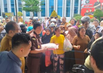Kajati Gorontalo, Purwanto Joko Irianto, bersama Sekda Provinsi terjun langsung melayani warga yang berbelanja di kegiatan Pasar Murah, yang digelar di halaman Kantor Kejati Gorontalo, Selasa (2/4/2024). Foto Lukman/mimoza.tv.