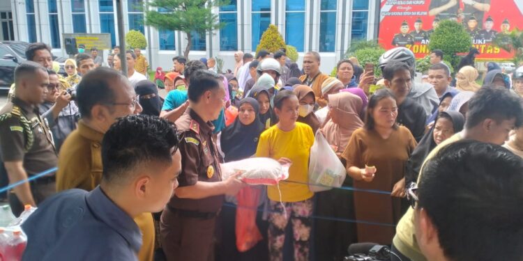 Kajati Gorontalo, Purwanto Joko Irianto, bersama Sekda Provinsi terjun langsung melayani warga yang berbelanja di kegiatan Pasar Murah, yang digelar di halaman Kantor Kejati Gorontalo, Selasa (2/4/2024). Foto Lukman/mimoza.tv.