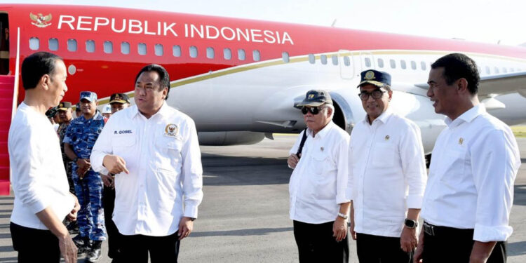 Presiden Jokowi tiba di Bandara Djalaluddin, Gorontalo, Minggu (21/04/2024). (Foto: BPMI Setpres)