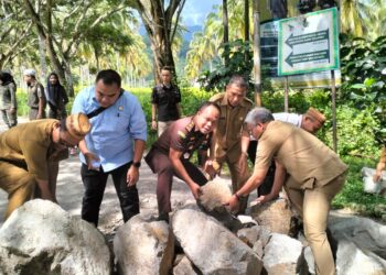 Kepala Seksi Intelijen (Kasi Intel) Kejaksaan negeri (Kejari) Bone Bolango, Santo Musa, bersama Forkopimda Bone Bolango ikut memindahkan batu yang sebelumnya digunakan untuk memblokade jalan Jaksa agung Suprapto, Kecamatan Suwawa,  Kabupaten Bone Bolango.