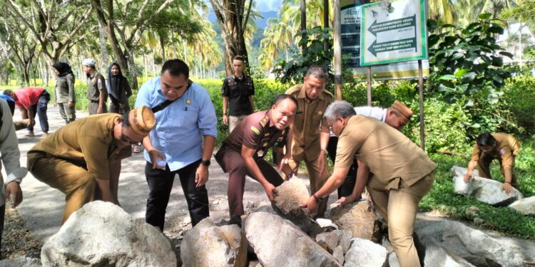 Kepala Seksi Intelijen (Kasi Intel) Kejaksaan negeri (Kejari) Bone Bolango, Santo Musa, bersama Forkopimda Bone Bolango ikut memindahkan batu yang sebelumnya digunakan untuk memblokade jalan Jaksa agung Suprapto, Kecamatan Suwawa,  Kabupaten Bone Bolango.