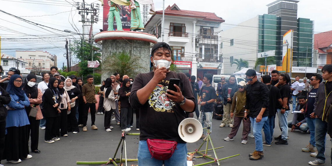 Koalisi Jurnalis Gorontalo yang terdiri dari AJI, IJTI, PWI, AMSI, SMSI< dan JMSI, menggelar demo, menolak Rancangan Revisi Undang-Undang (RUU) Penyiaran yang saat ini tengah di godok DPR RI, Sabtu (25-5-2024).Foto : Lukman/mimoza.tv.