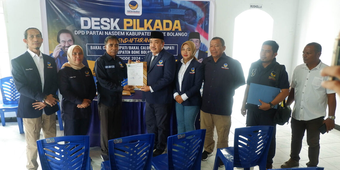 Halid Tangahu, saat menjadi pendaftar pertama sebagai Bakal Calon Bupati (Bacabup) Bone Bolango, di Kantor Dewan Pimpinan Daerah (DPD) Partai NasDem Bone Bolango, Rabu (1/5/2024). Foto : Luk,man/mimoza.tv