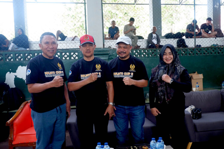 Foto bersama; pegiat tenis, Anas Yusuf, Kepala kejaksaan Tinggi (Kajati) Gorontalo, Purwanto Joko Irianto,Ketua Persatuan Tenis Lapangan Indonesia (PELTI) Provinsi Gorontalo, Muhammad Firman, sponsor dan juga panitia turnamen, Rakhmatiyah Deu.