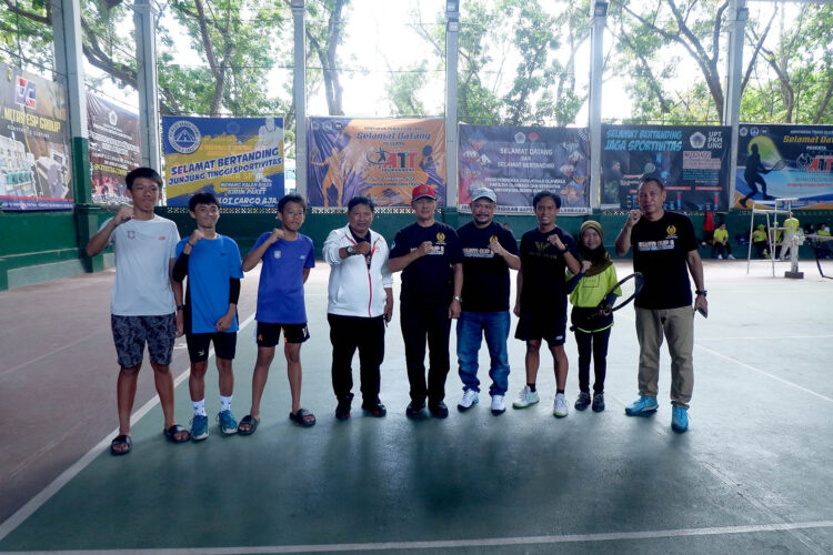 Foto bersama para petenis muda Gorontalo.